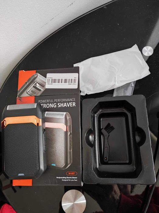 Aparat de ras electric reincarcabil