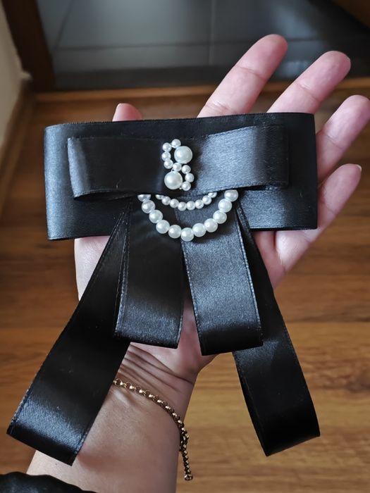 Broșă elegantă cu perle