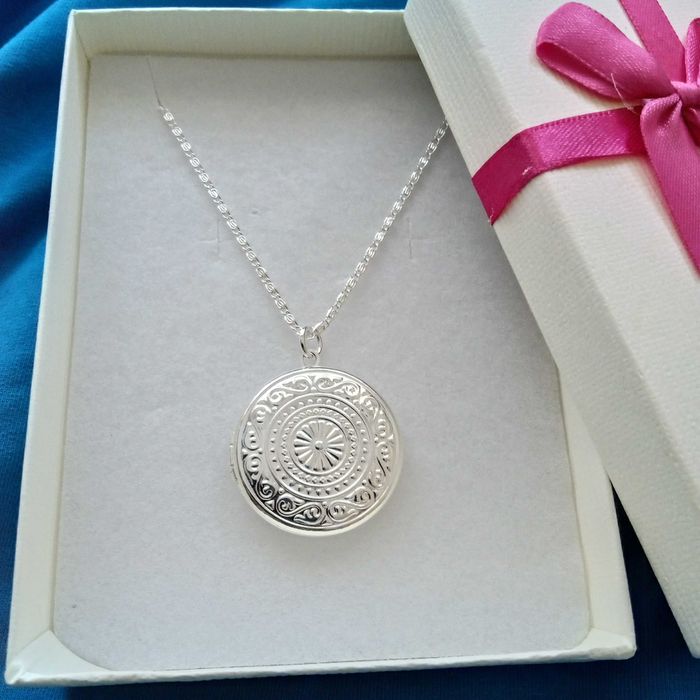 Ново, сребърно колие за дама с масивна висулка. В кутия.
