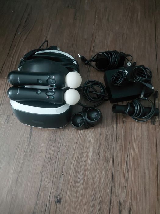 Vând vr ps4 prima versiune