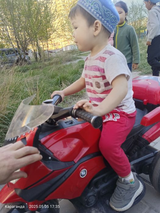 Электромотоциклы на ходу имеются две батарейки зарядка шнур