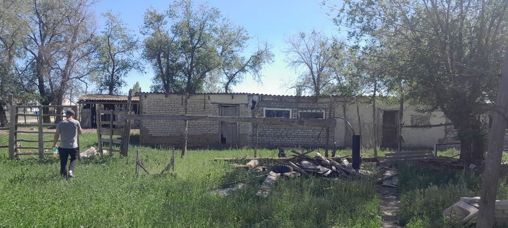 Продается дом,находится в поселке Аксуат.