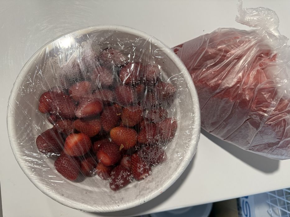 Замороженная очишенная клубника. Пюре клубники