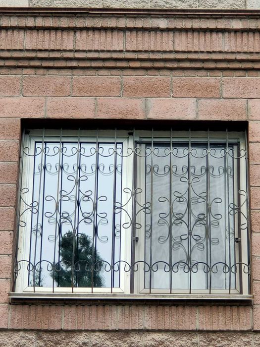 Продам добротгные оконные решетки
