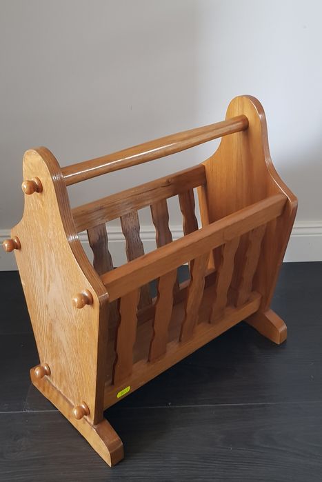 Măsuță veche pentru cafea și ziare/reviste