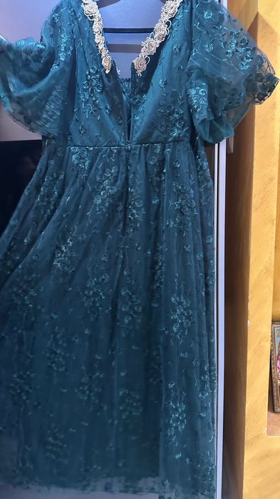 Офицялна зелена рокля с дантелени детайли