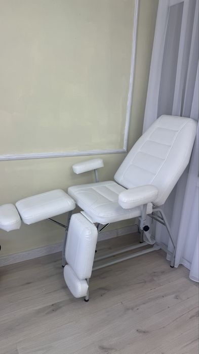 Маникюрный стол, педикюрный кресло,