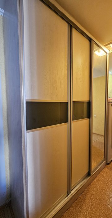 Продам шкаф-купе с зеркалом во весь рост