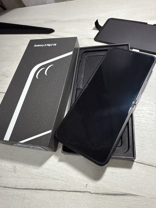 Samsung Z Flip 7 Fe 128Gb ca Nou 4 Incarcari