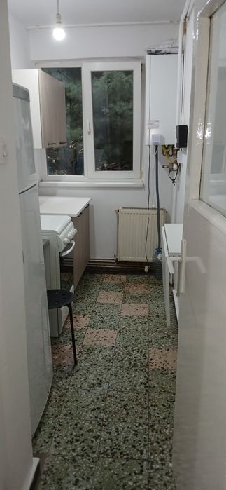 PROPRIETAR Închiriez apartament 3 camere în zonă centrală,