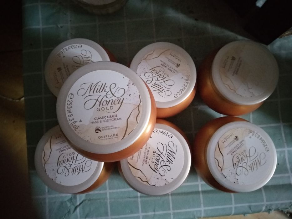 15 lei buc Crema corp Milk & Honey