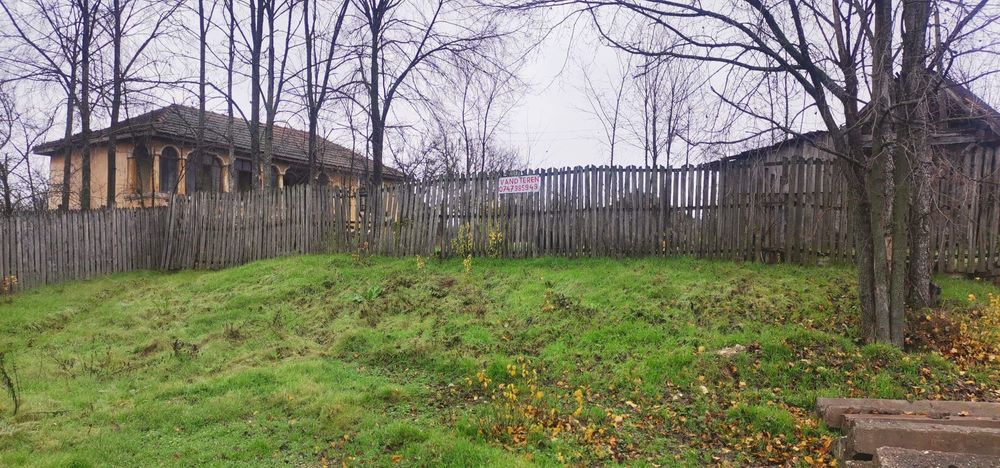 Vand teren cu casa batraneasca nelocuibila