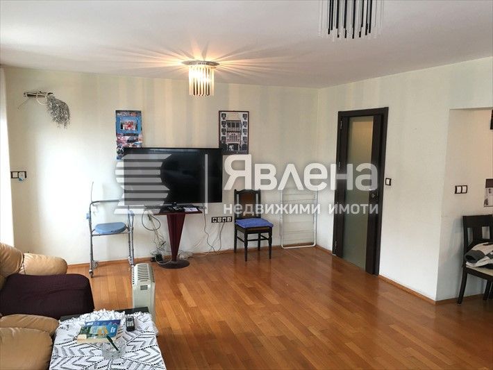 Двустаен апартамент с потенциал за преустройство в тристаен