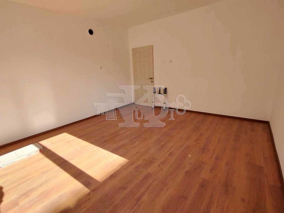 Продава се Тристаен апартамент в Добрич, Христо Ботев - 90 кв.м за 901 €/кв.м - Снимка #1