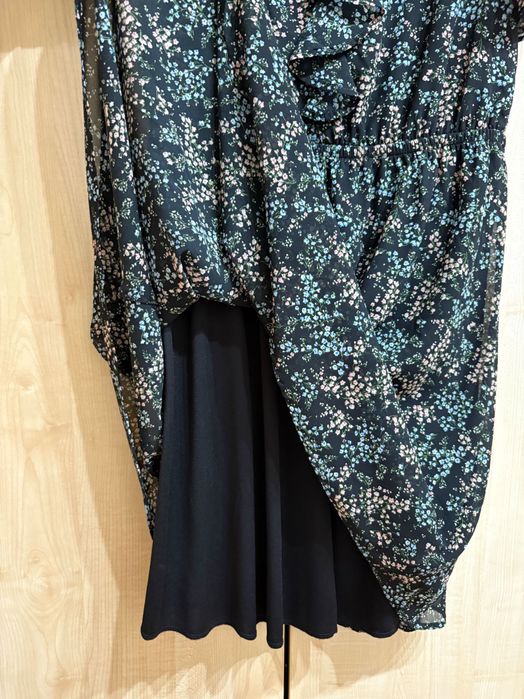 Черна рокля на цветя