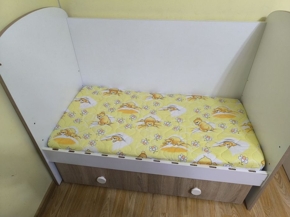 Продавам 2 бебешки дървени легла – отлично състояние!