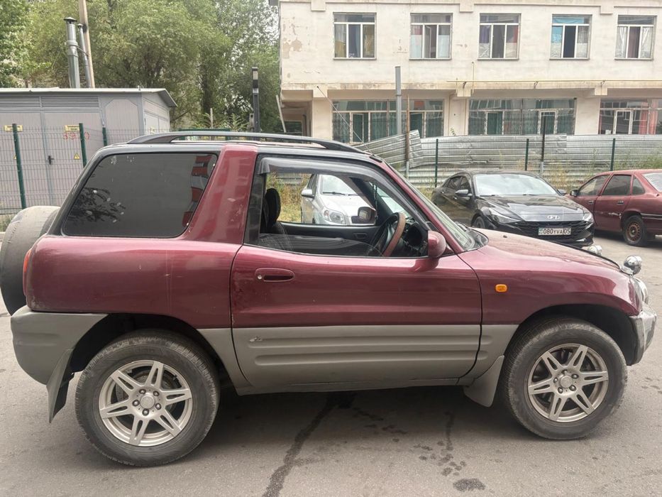 Машина toyota rav 4