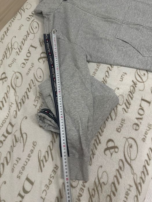 Продавам мъжки анцунг Tommy Hilfiger размер L