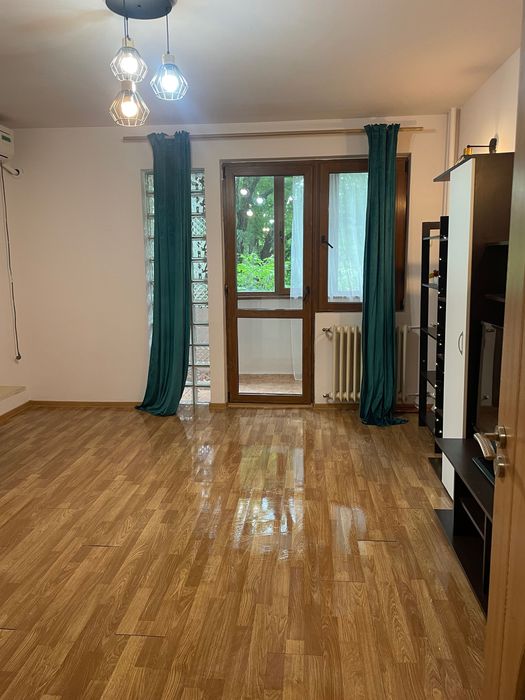 Închiriez garsonieră