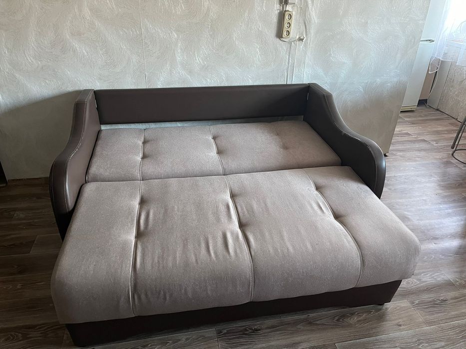 Продам диван с пуфиком. Б/у. Развигается, внутри ящики.