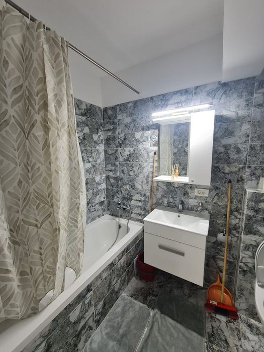 Închiriez apartament cu 3 camere