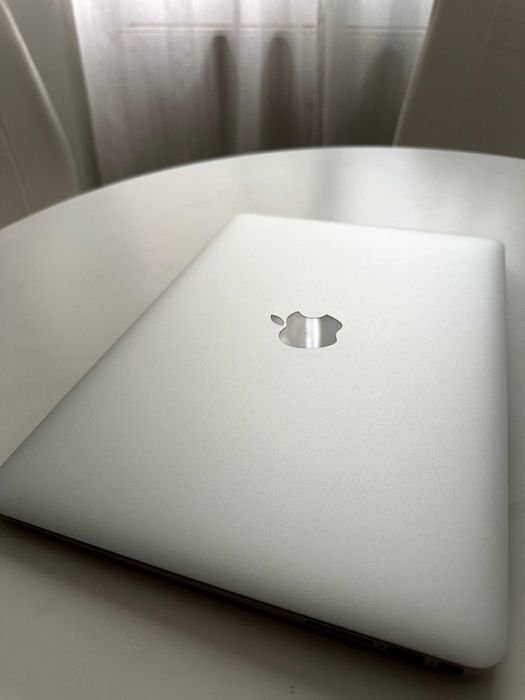 # Laptop Mac Book Air in Cutie -13"-SSD- doar 999 ron - Impecabil include husa de 100 de ron