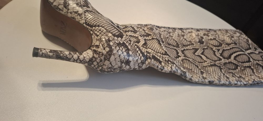 Vand cizme Zara,mărimea 37