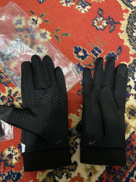 Перчатки Nike.
