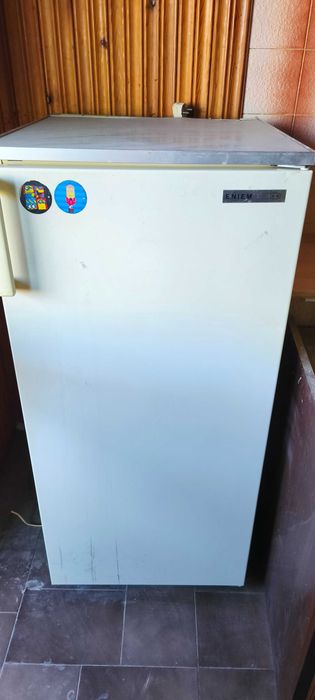Продавам работещ хладилник