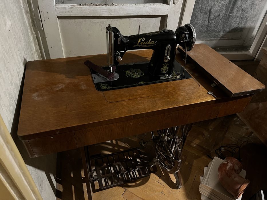 Стара шевна машина Lada 123 – здрава и запазена