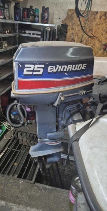 Лодка с колесар нов