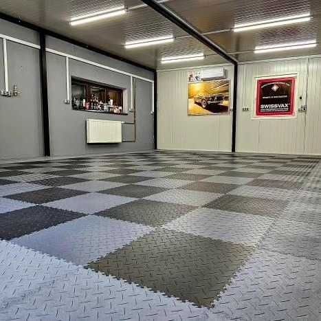 Pardoseala Modulara din PVC pentru Ateliere și Service Auto