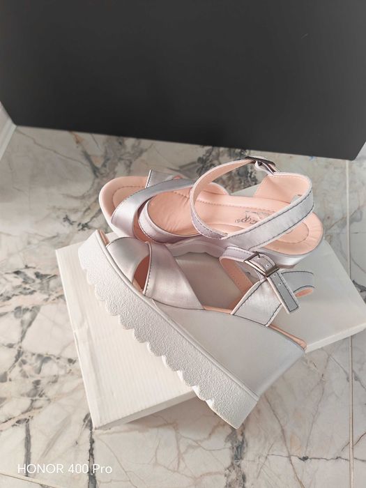 Сребристи дамски сандали №38 – като нови