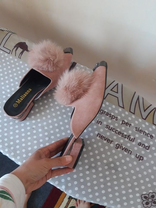 Malianna brendidan sarpobop tapichka, rangi pushti, tumshug'i qirrali.