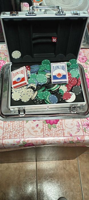 Vand valiza de poker cu jetoane