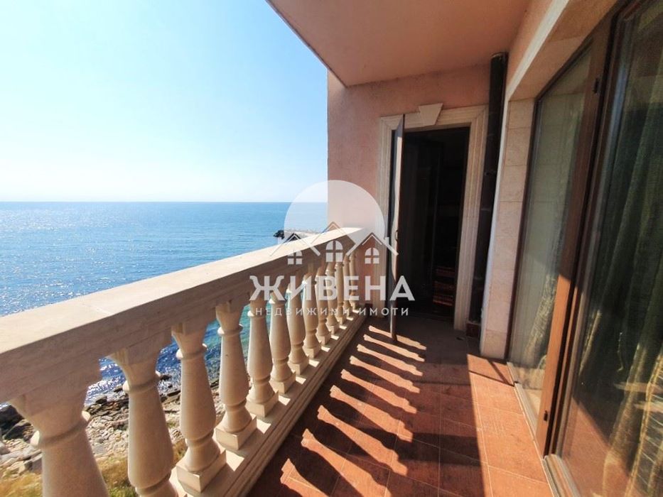 Продава луксозен 3-стаен апартамент, к.к.Слънчев ден, първа линия