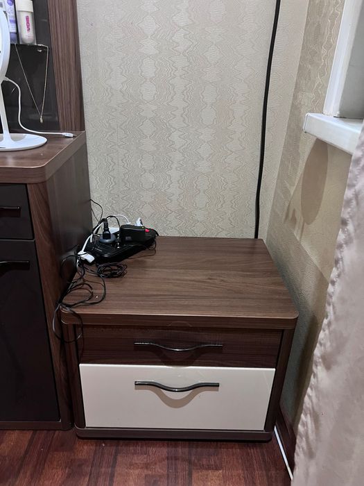 Косметический столик с зеркалом и тумба ( часть спального гарнитура)