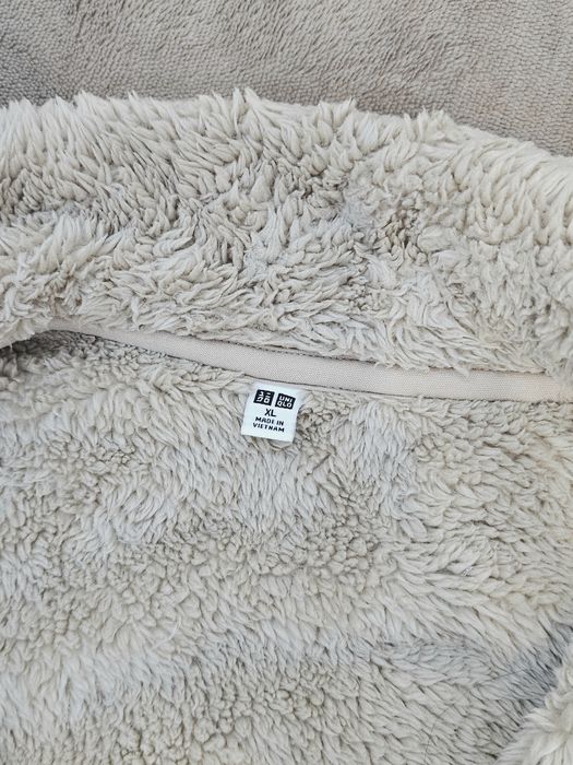 Бежевая куртка Uniqlo