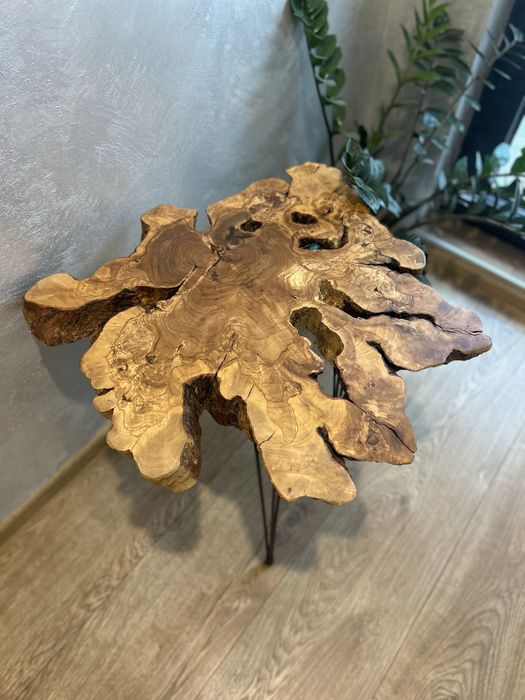 Уникална дизайнерска холна маса от маслина и метал.