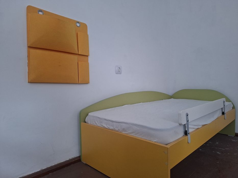 Продавам 2 детски легла с матрачета