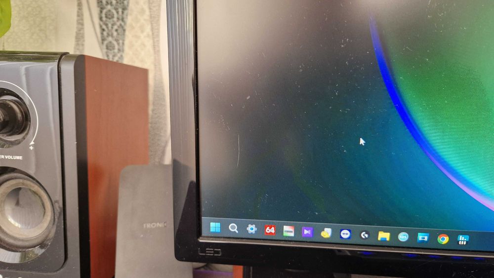 Монитор Samsung 24" модел: 24D330 + подарък LCD монитор LG 19"