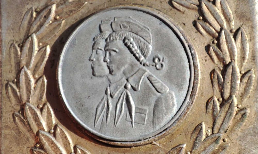 Продавам автентичен унгарски плакет