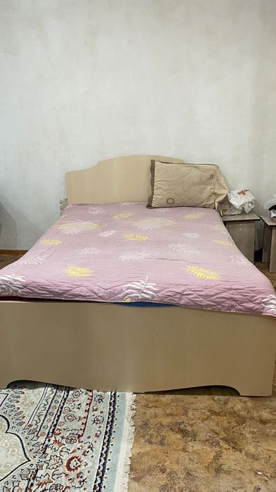 Продам двуспальный кровать с тумбочкой