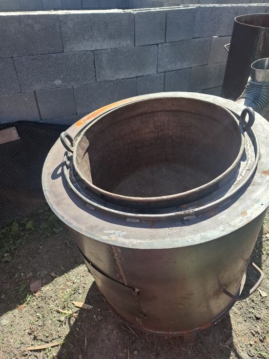 Vând două cazane de țuică unul de cupru ,și unul de inox