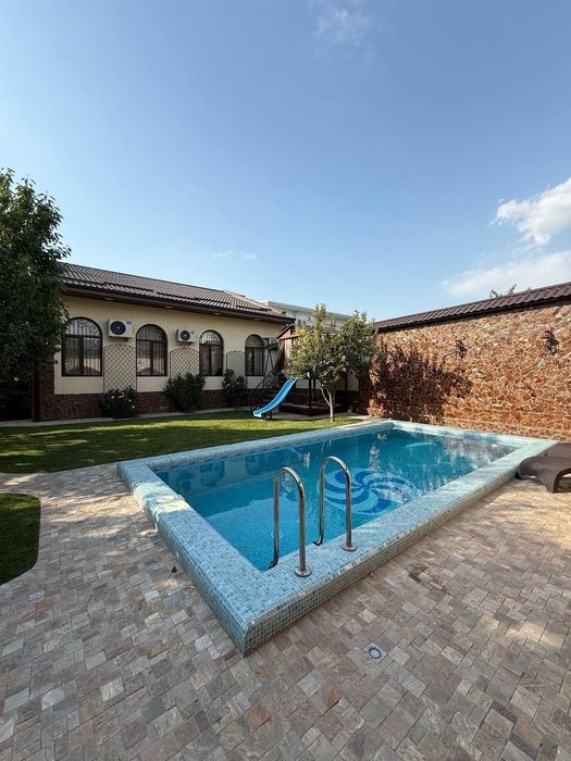 Срочно продается дом 8 комнат, ориентир: Рисовый, 7,5 соток 316м²