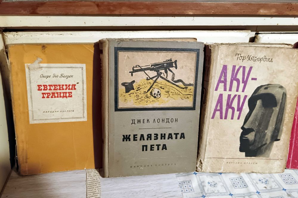 списък с много книги - стари и нови български и световни заглавия