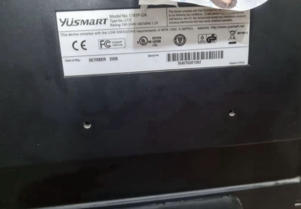 Vand monitoare si tastatura