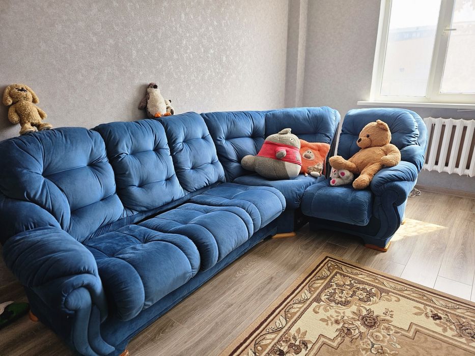 Продам угловой диван и кресло