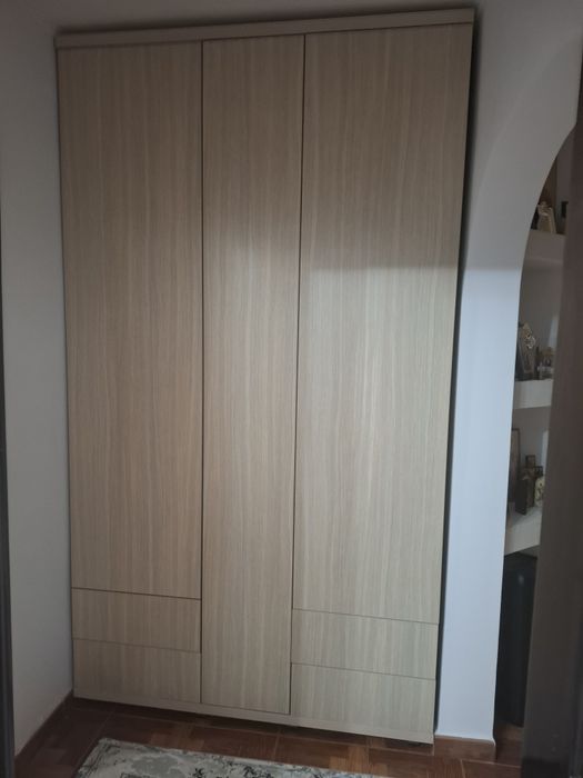 Vând șifonier în trei uși plus patru seltare