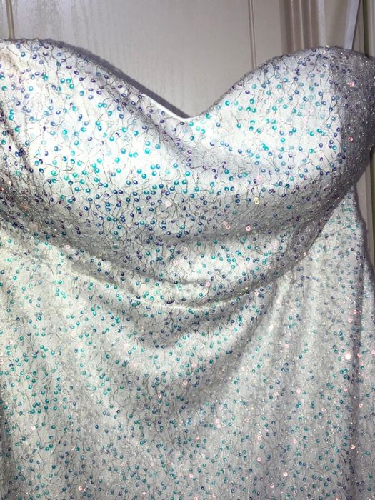 Платье белого цвета с пышной юбкой и пайетками